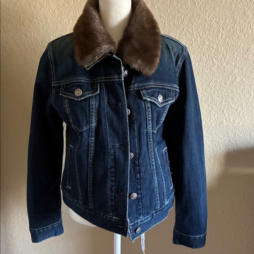 Gap quilted denim jacket with removable faux fur collar.  EUC